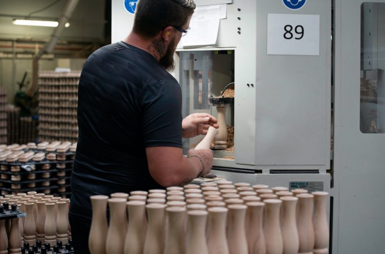 L'atelier bois de Peugeot Saveurs où sont tournés les moulins à poivre, sel, épices etc. © Laurent Cheviet.