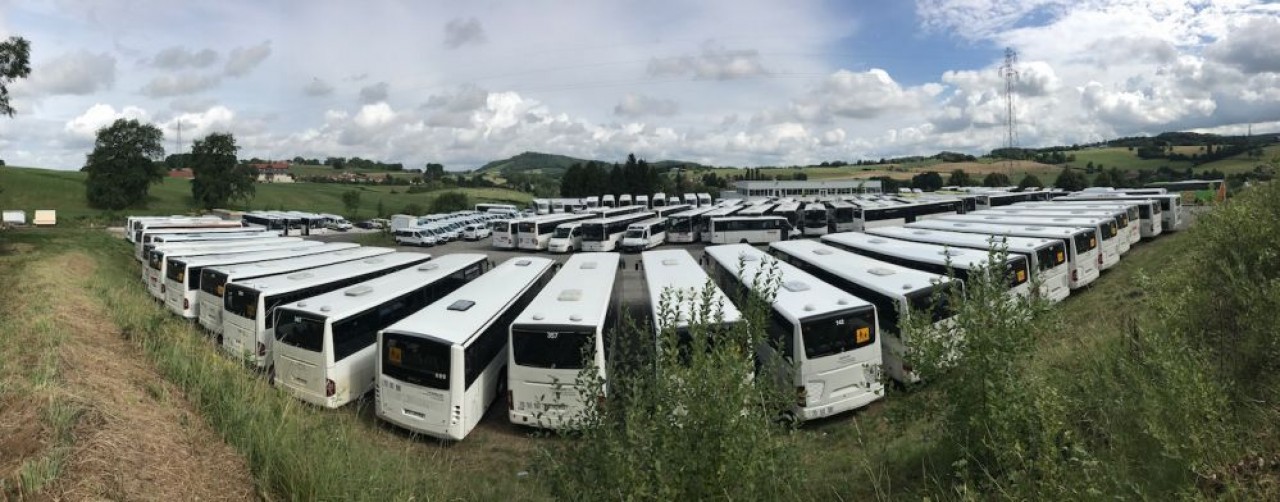 Une partie du parc de véhicules du transporteur de voyageurs sur le site industriel de Lons-le-Saunier (Jura). © Transarc.