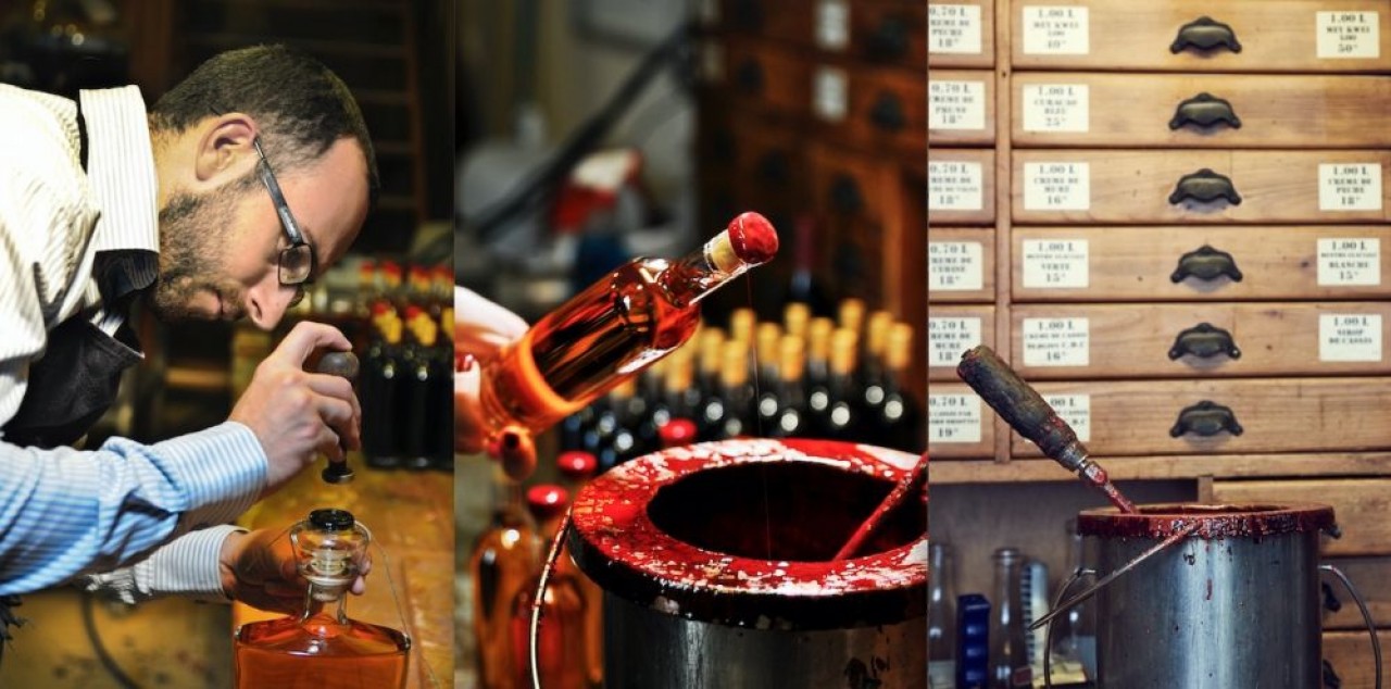 Cirage des bouteilles par Vincent Briottet, le créateur des liqueurs maison. © Briottet.