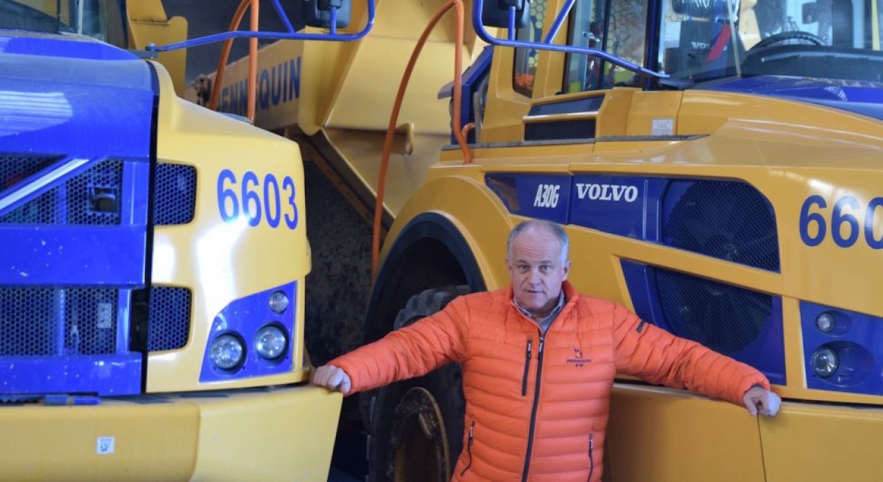 Francis Pennequin devant deux de ses camions, des dumpers, toujours propres, voire rutilants. © Traces Ecrites.
