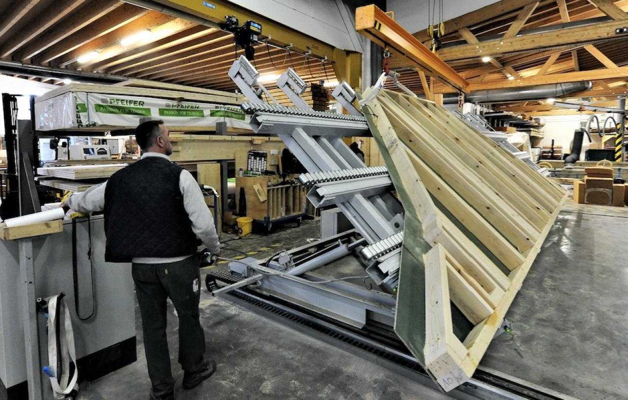 Grâce à son atelier de préfabrication, la PME familiale de 30 salariés positionnée depuis plus de 25 ans sur la maison bois traditionnelle met sur le marché des maisons à ossature bois qu’il veut accessible au plus grand nombre. © Mars Rouge.