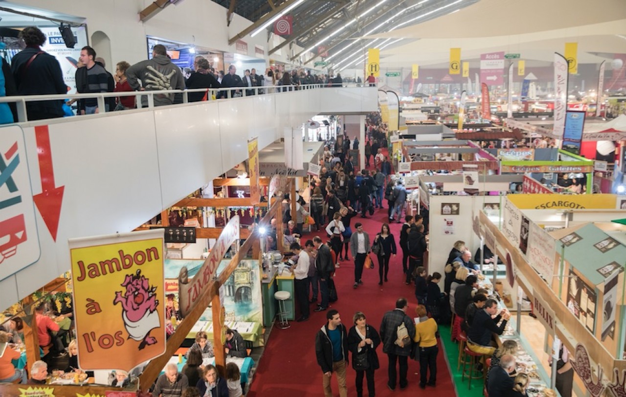 Vue d'une partie du grand hall de la foire de Dijon, sixième au classement national avec 160.000 visiteurs payants. © Philippe Maupetit.