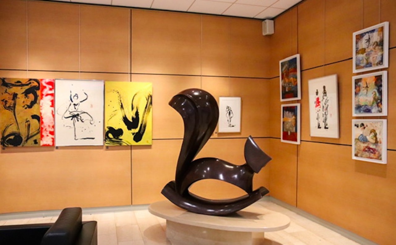 La Caisse d'Epargne de Bourgogne-Franche-Comté met à disposition d'artistes le hall de son siège social – la galerie Entrée Libre –. Ici, l'exposition qui se déroule actuellement du peintre Marc Hanniet.