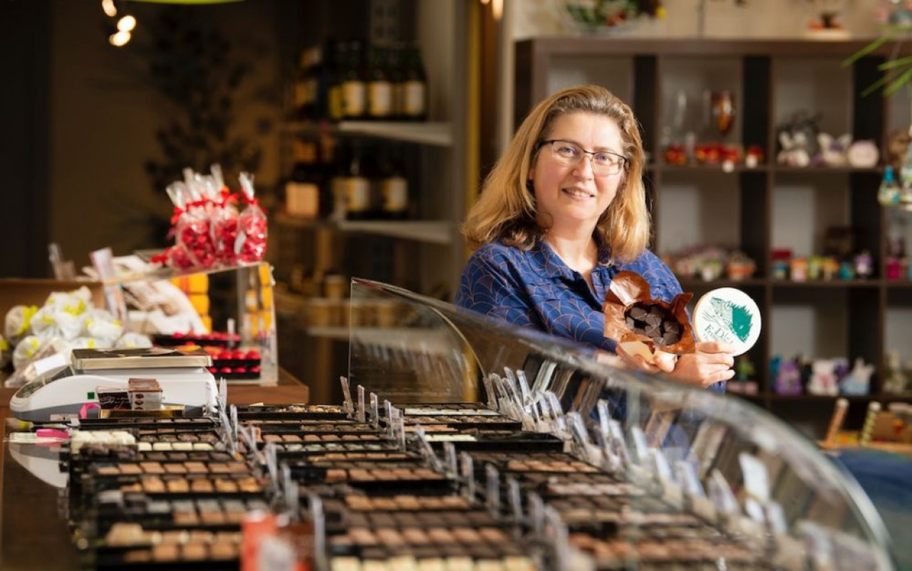 Isabelle Blateyron a repris la chocolaterie. Ici, dans la boutique sur le site du laboratoire de fabrication à Thise, près de Beançon. © Laurent Cheviet.