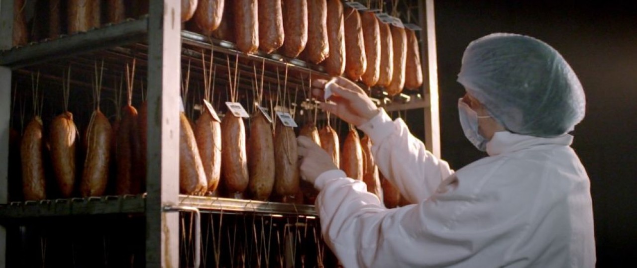Pose de scellés sur des saucisses IGP. © André Bazin.
