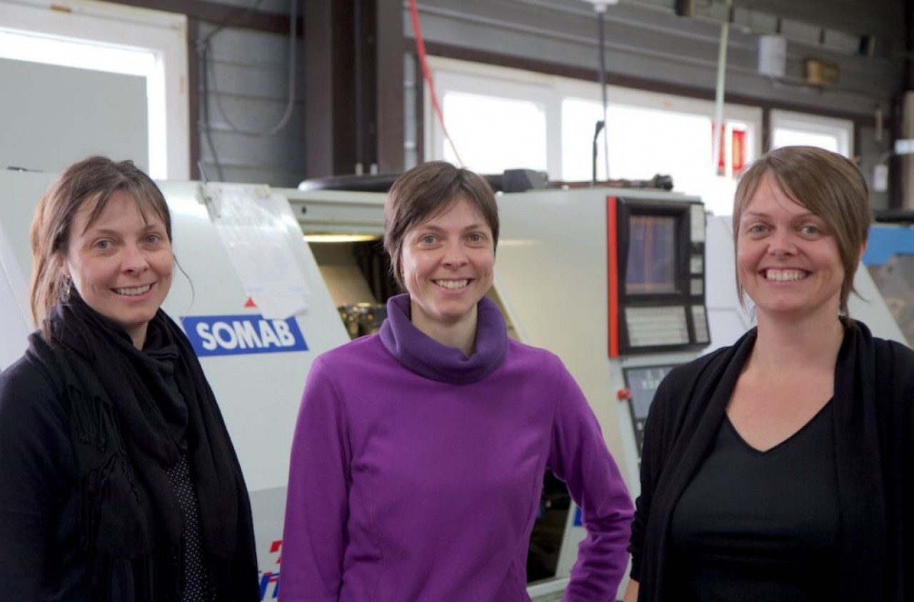 Les soeurs Cézériat (de gauche à droite) Laurie, Delphine et Audrey dirigent la fabrique de pièces tournées pour l'injection plastique. © Arnaud Morel
