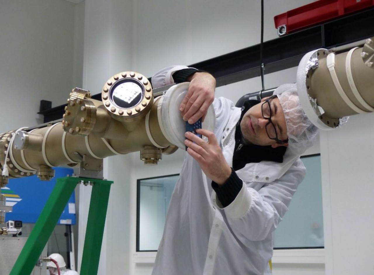 Le tube DAµM (pour Dépôt et analyse sous ultravide de nanomatériaux) permet d’étudier la matière à l’échelle du nanomètre (100.000 fois plus petit qu’un cheveu). © Université de Lorraine.
