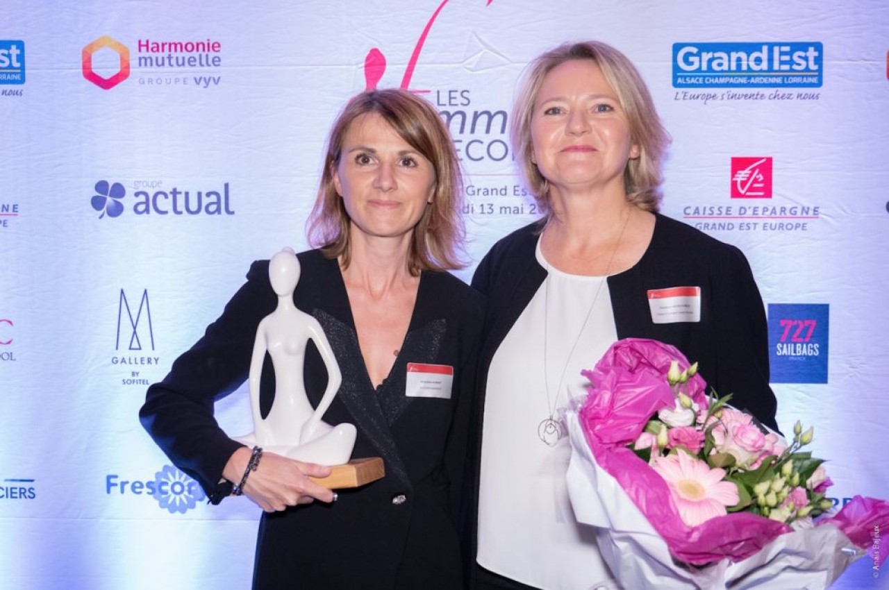 Amandine Aubert (à gauche) remporte le trophée Femme Chef d’Entreprise remis par Christine Meyer Forrler, membre du directoire de la Caisse d’Épargne Grand Est Europe. © Anaïs Bajeux.
