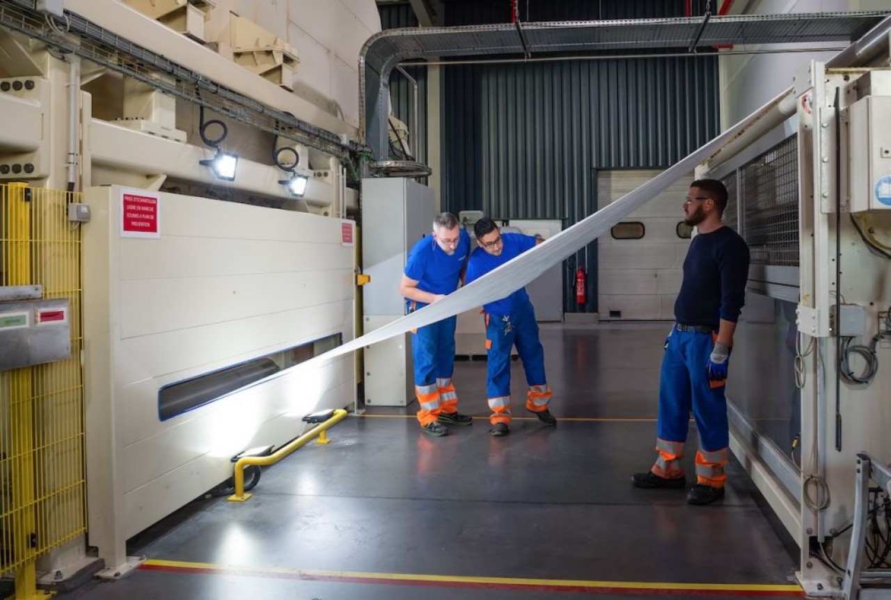 Les ateliers de Colmar produisent des textiles en microfilaments pour l'emballage technique, la protection contre les acariens etc. © Freudenberg.