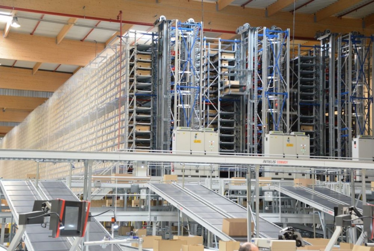 Une des solutions automatisées de préparation de commandes où l'article à conditionner arrive directement devant l'opérateur qui n'a plus qu'à le mettre en carton. © Savoye.