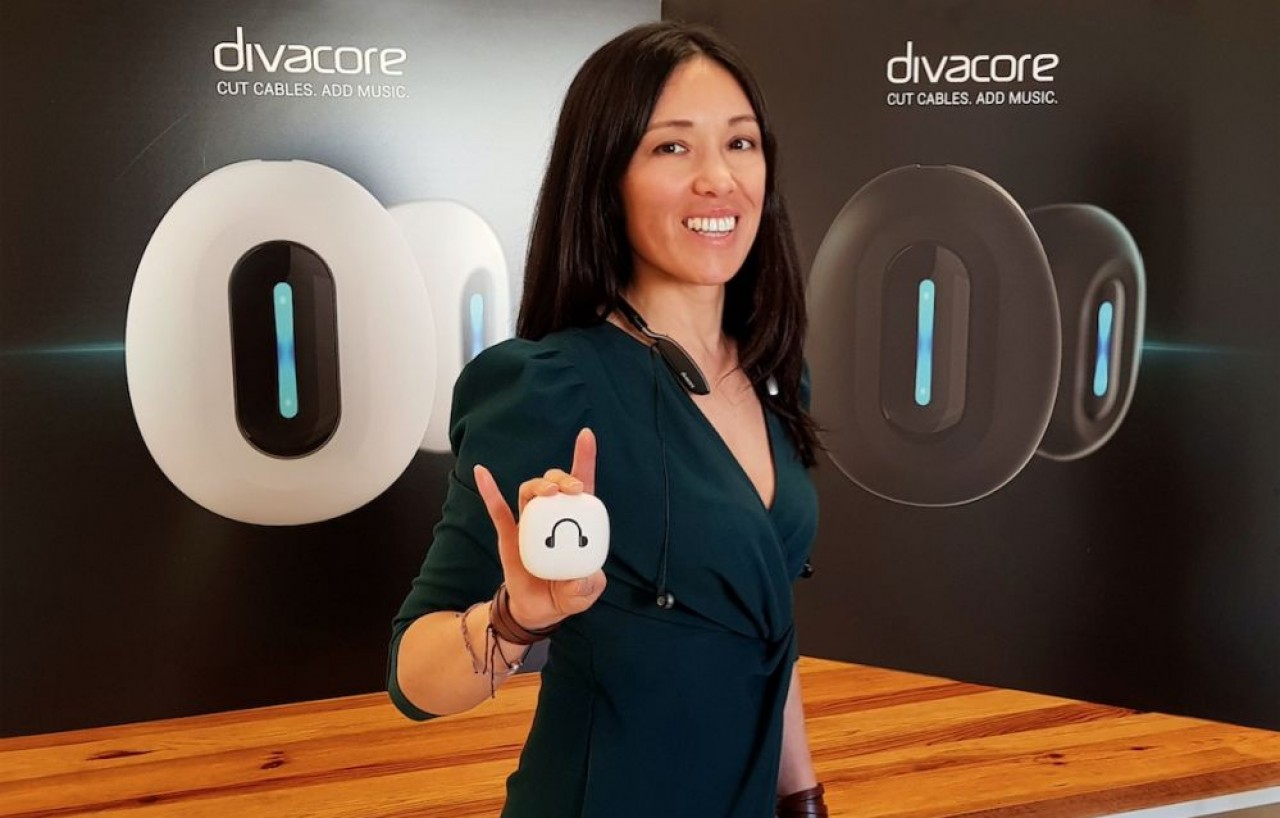 Linh Tran, cofondatrice de Divacore présente Nomad+, le dernier modèle d’écouteurs sans fil. © Philippe Bohlinger.