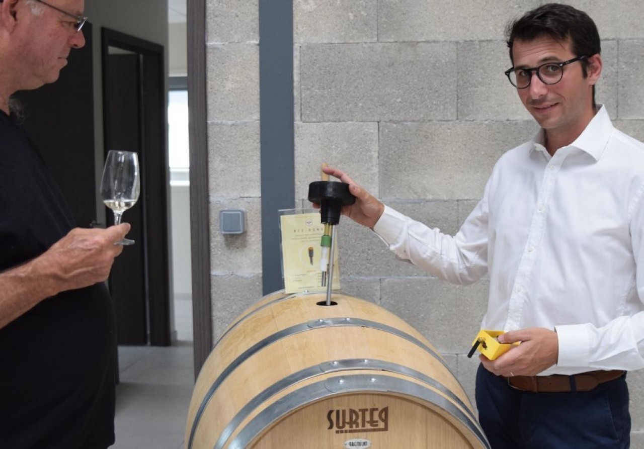 Arnaud Roussac, le fondateur de R-tech Solutions présente la bonde connectée dont les capteurs analysent plusieurs paramètres de l’évolution de l’élevage du vin. © Traces Écrites