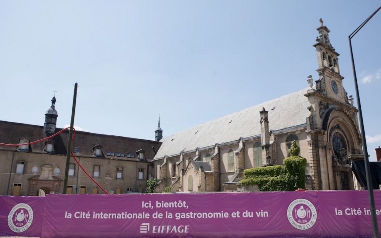 La Chapelle de l'ancien hôpital (à droite) abritera un espace muséographique dédié aux vins de Bourgogne et le bâtiment à gauche, un hôtel 4 étoiles. © Jean-Christophe Tardivon