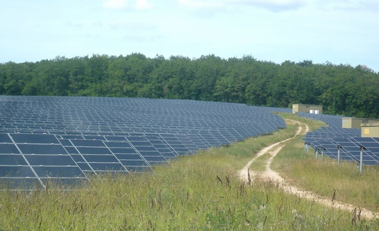 La centrale photovoltaïque de Massangis, dans l'Yonne, est l'une des plus vastes de l'hexagone. Elle s'étend sur 200 hectares. © Traces Ecrites