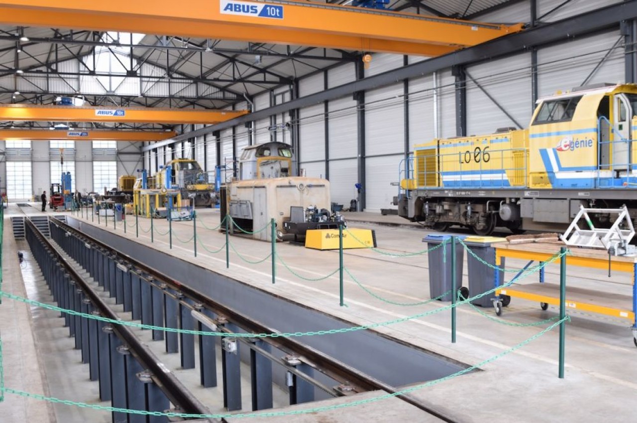 Vue intérieure de la grande halle mutualisée du MécateamCluster® où sont présents des opérateurs nationaux de travaux ferroviaires comme TSO, Eiffage et ETF. © Traces Ecrites.
