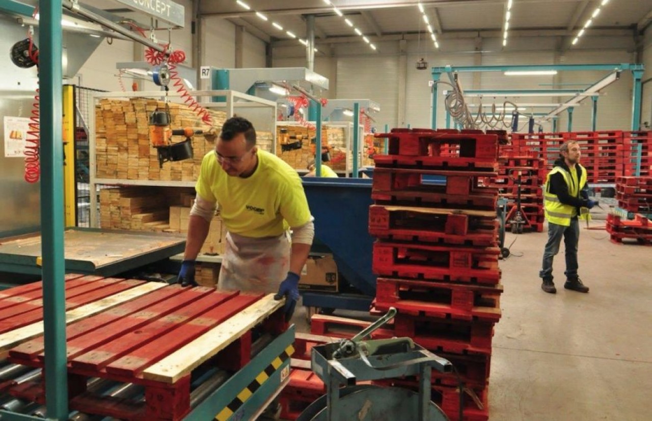 Une fois nettoyées, réparées, peintes, les palettes rejoignent les usines de fabricants de boissons. © Philippe Bohlinger