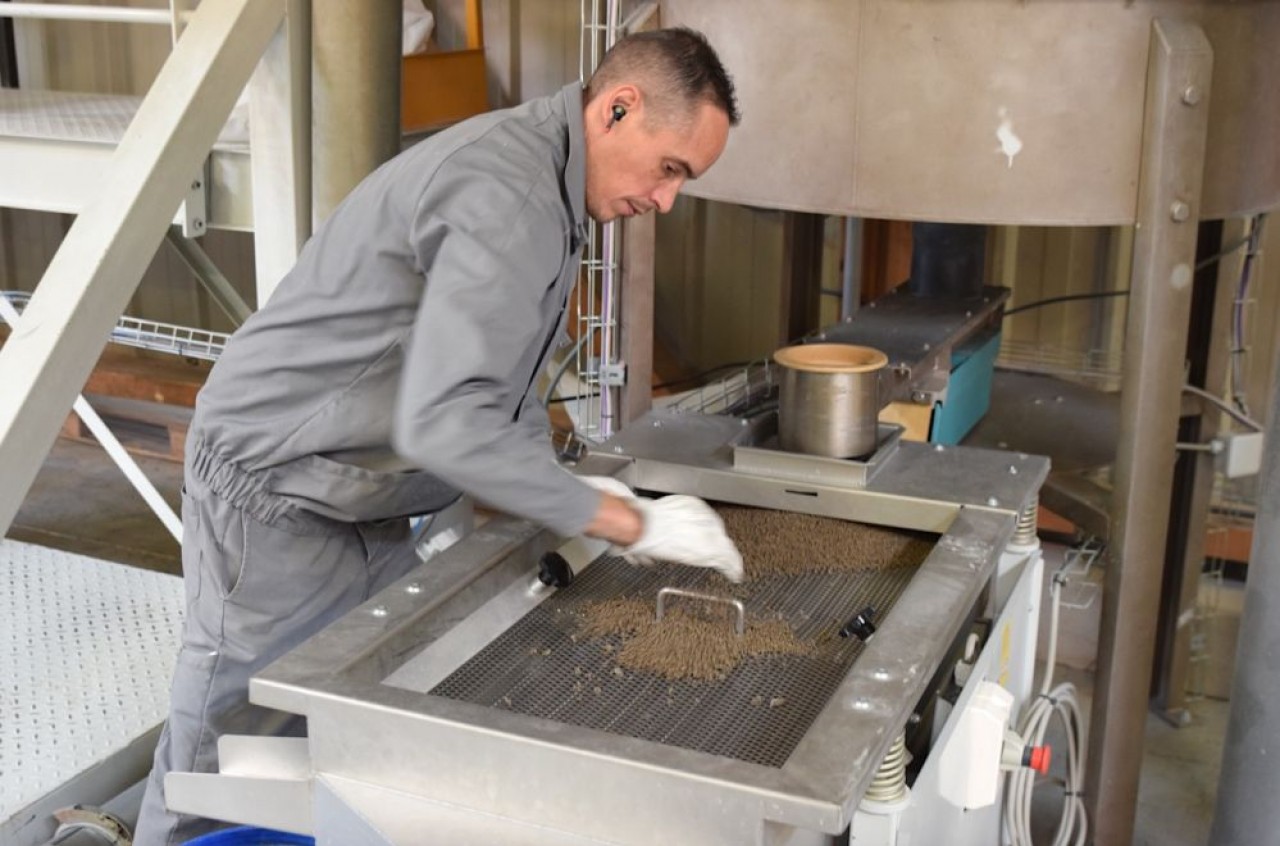 Les granulés biosourcés à base chanvre sont tamisés à la bonne granulométrie. © Traces Ecrites.