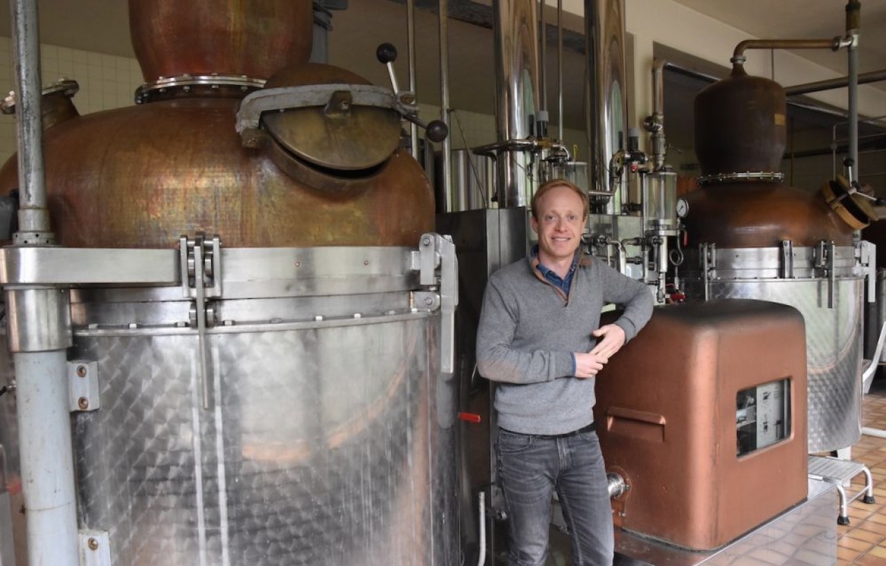 Bertrand Lutt, 3ème génération à la tête de la distillerie Miclo, a diversfiié la production traditionnelle d'eaux de vie, dont les ventes reculent, avec du whisky, de la vodka et maintenant du gin. © Julie Giorgi.