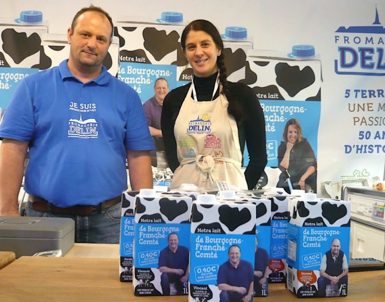 Coralie Saunier, commerciale à la fromagerie Delin et Vincent Laurin, éleveur à Saint-Germain-du-Bois en Saône-et-Loire, présentent le lait enagé Bourgogne-Franche-Comté. © Traces Écrites