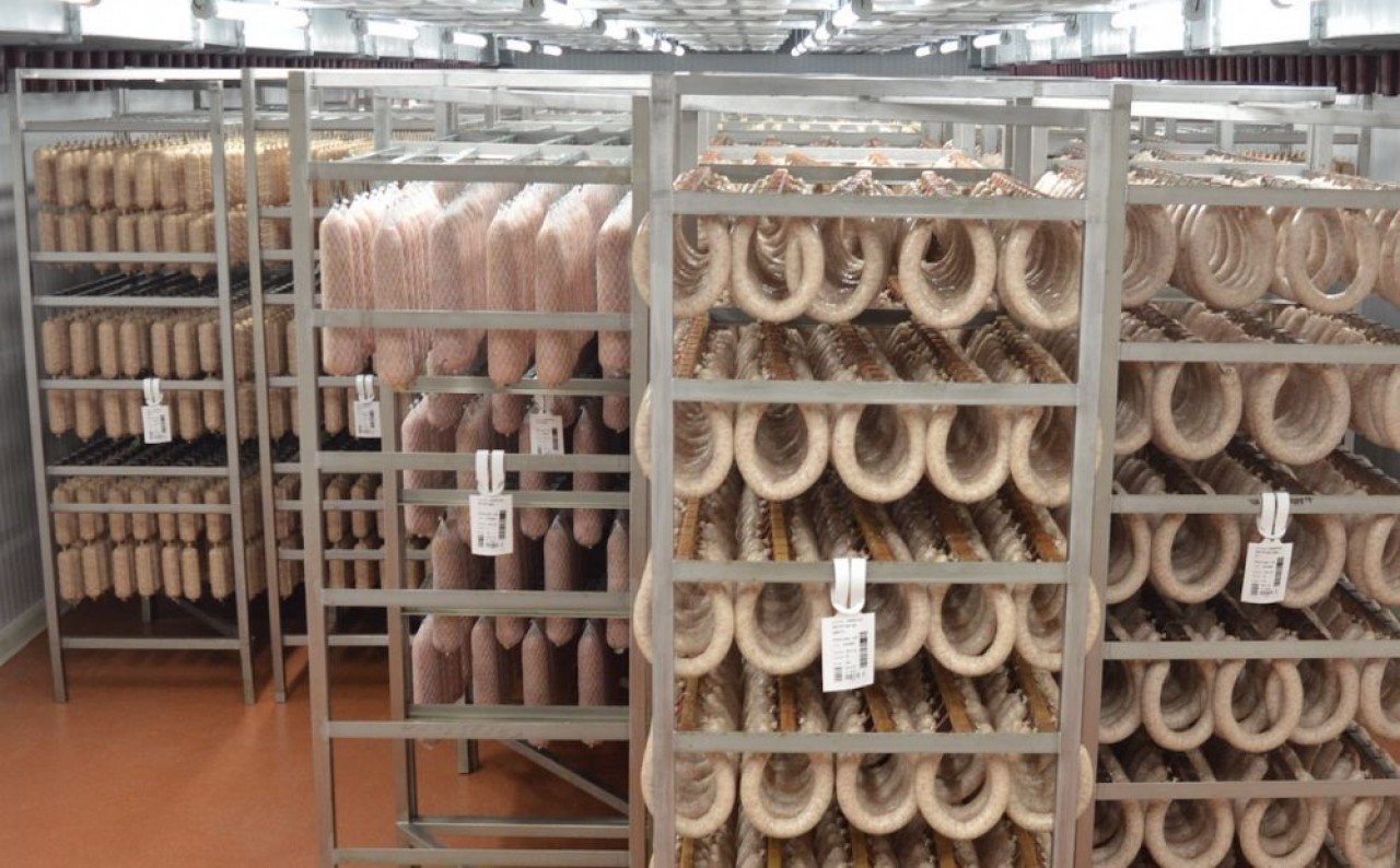 La nouvelle salle d’étuvage et séchage de Salaisons du Mâconnias, où les saucissons passent plusieurs jours, le temps de l’évaporation de l’eau et du développement de la fleur blanche et de la couleur rouge caractéristiques du saucisson sec.