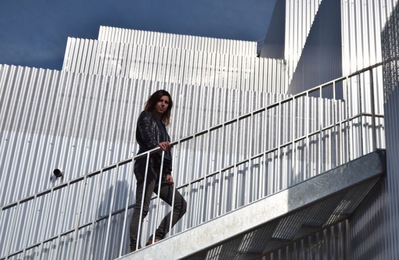 Sophie Delhay devant le programme de logements « La quadrata » à Dijon, qu'elle a réalisé pour le bailleur social Grand Dijon Habitat. © Traces Ecrites