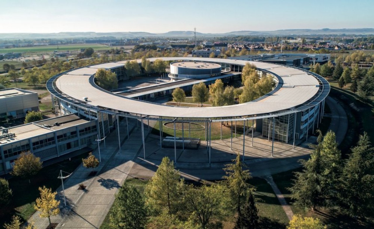 Les bâtiments de l'Université de Technologie de Troyes, avec sa forme caractéristique d'ellipse. © Conseil départemental de l'Aube