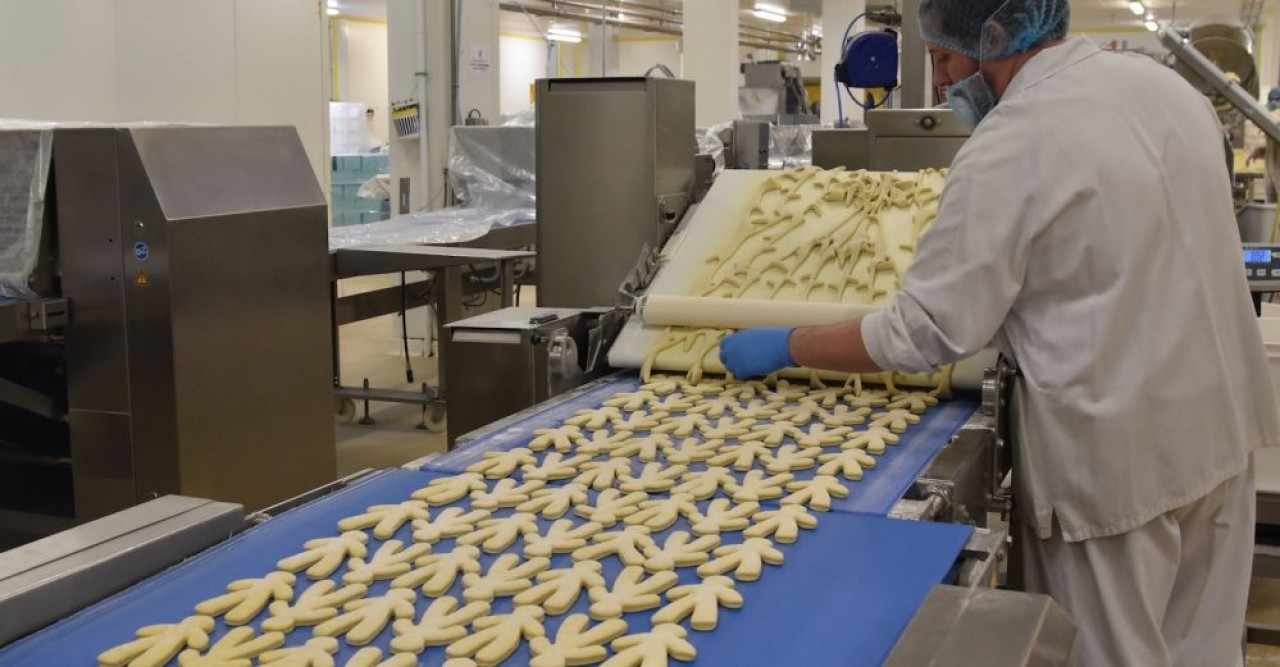 En cette période de Saint Nicolas, 10.000 manalas, des petites brioches en forme de bonhomme, sont produits chaque jour, dans l’usine Poulaillon de Wittelsheim (Haut-Rhin). © Julie Giorgi