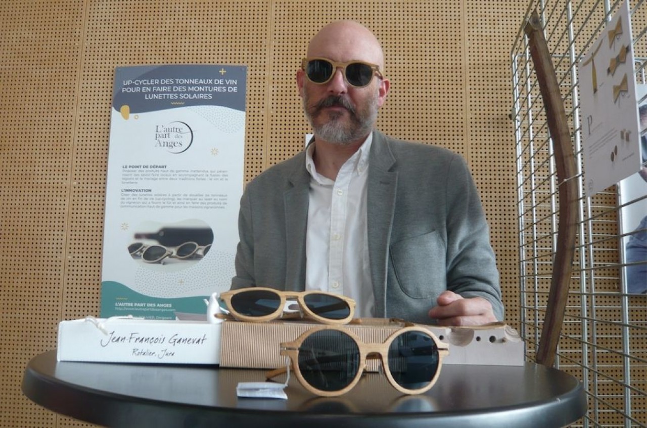 Jean-Baptiste Bouvier, dirigeant de L’Autre Part des Anges, fait des montures de lunettes dans des douelles de tonneaux. © Traces Ecrites