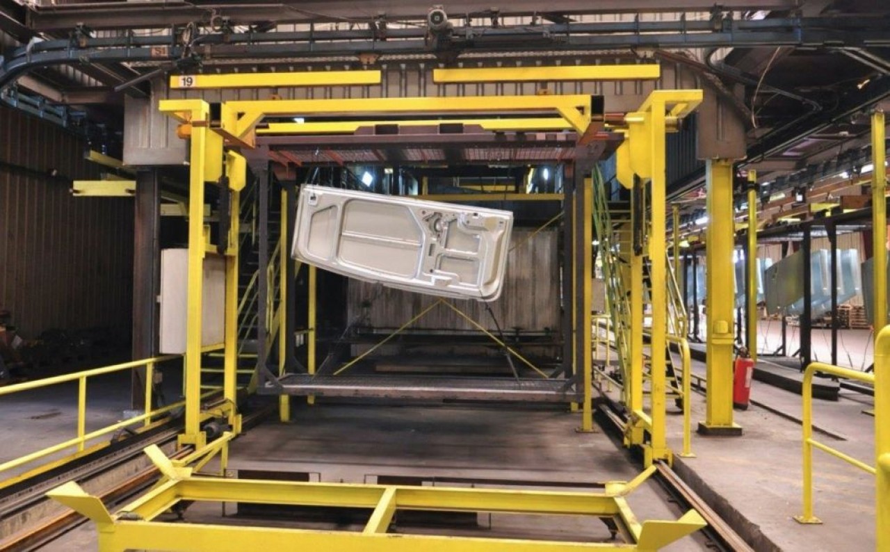 Les pièces traitées par cataphorèse par SLCT à Fontoy (Moselle) peuvent être traitées par thermolaquage et électrozingage chez SLTS à Bouligny (Meuse). © Philippe Bohlinger