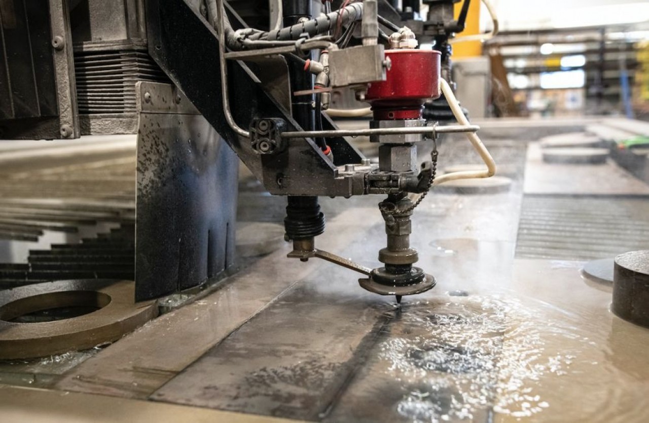 HD Jet d’eau utilise la technique du jet d’eau par haute pression pour découper des formes et des pièces de manière ultra-précise. © Laurent Cheviet