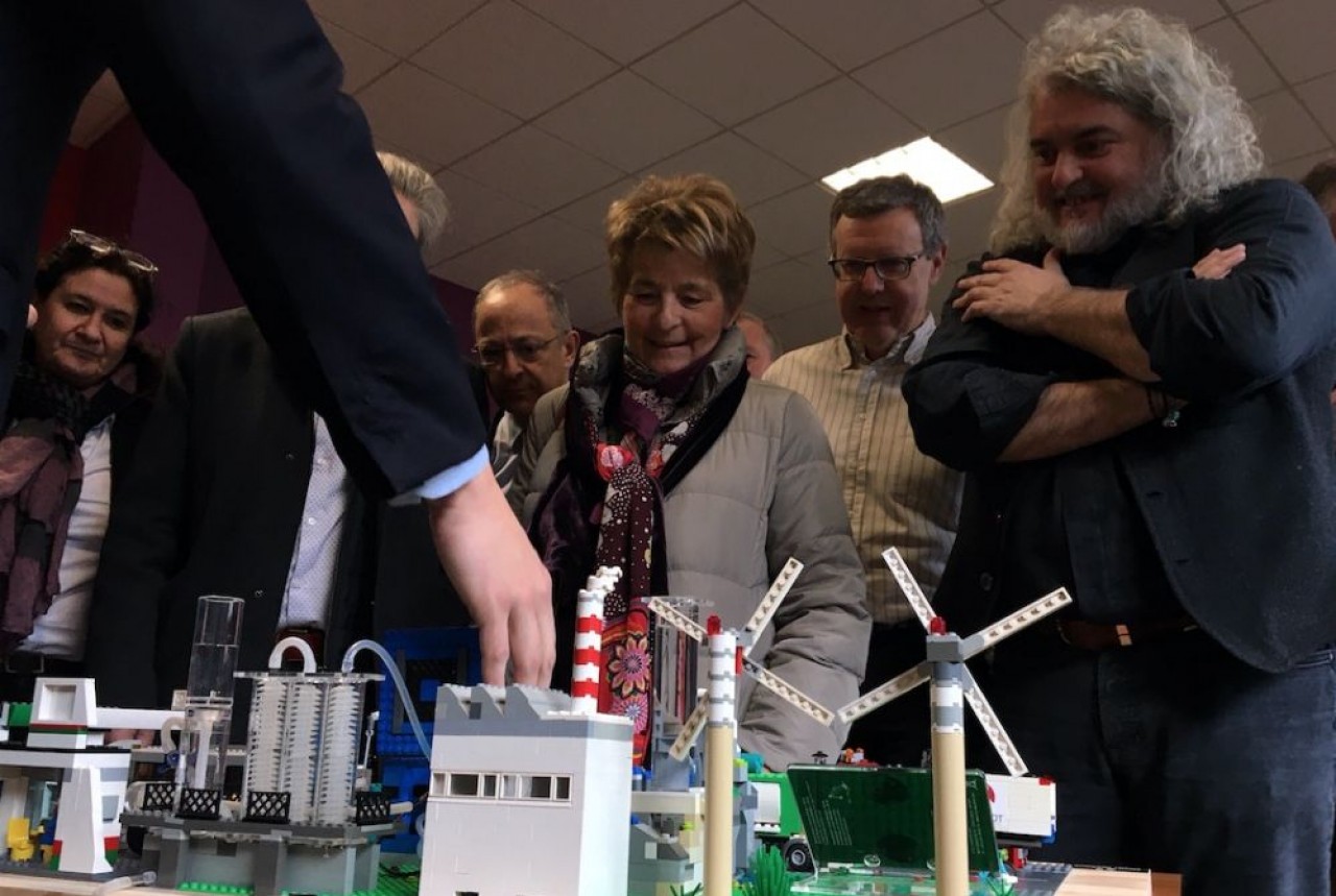 Quelques-uns des acteurs du projet de l'unité de production d'hydrogène à Dijon devant la maquette du site réalisée en legos par Justy, filiale de Rougeot Énergie. © Traces Ecrites