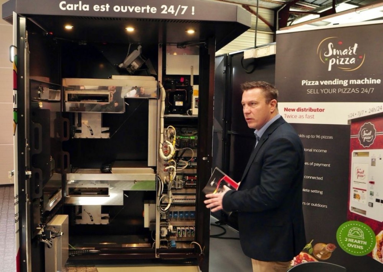 Les distributeurs d’Api Tech associent un four, des casiers réfrigérés et des systèmes automatiques à une intelligence qui permet leur pilotage à distance. © Philippe Bohlinger