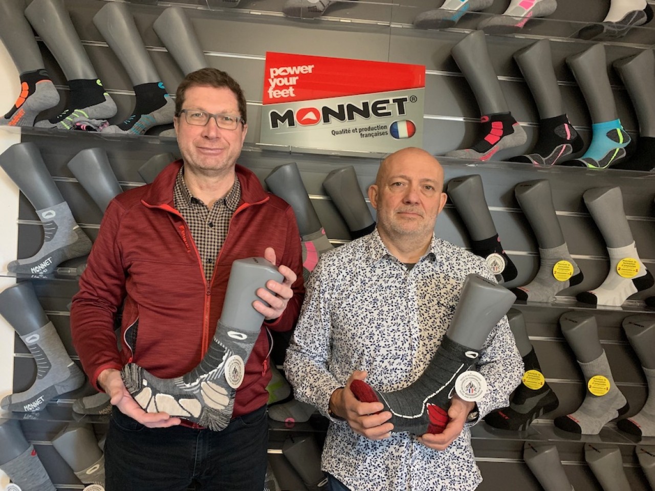 Daniel Porte, président de Monnet (à gauche), et Thierry Grzeskowiak, directeur général adjoint, montrent la dernière gamme de chaussettes adaptée à la randonnée et en laine renforcée de Mérinos. © Monnet