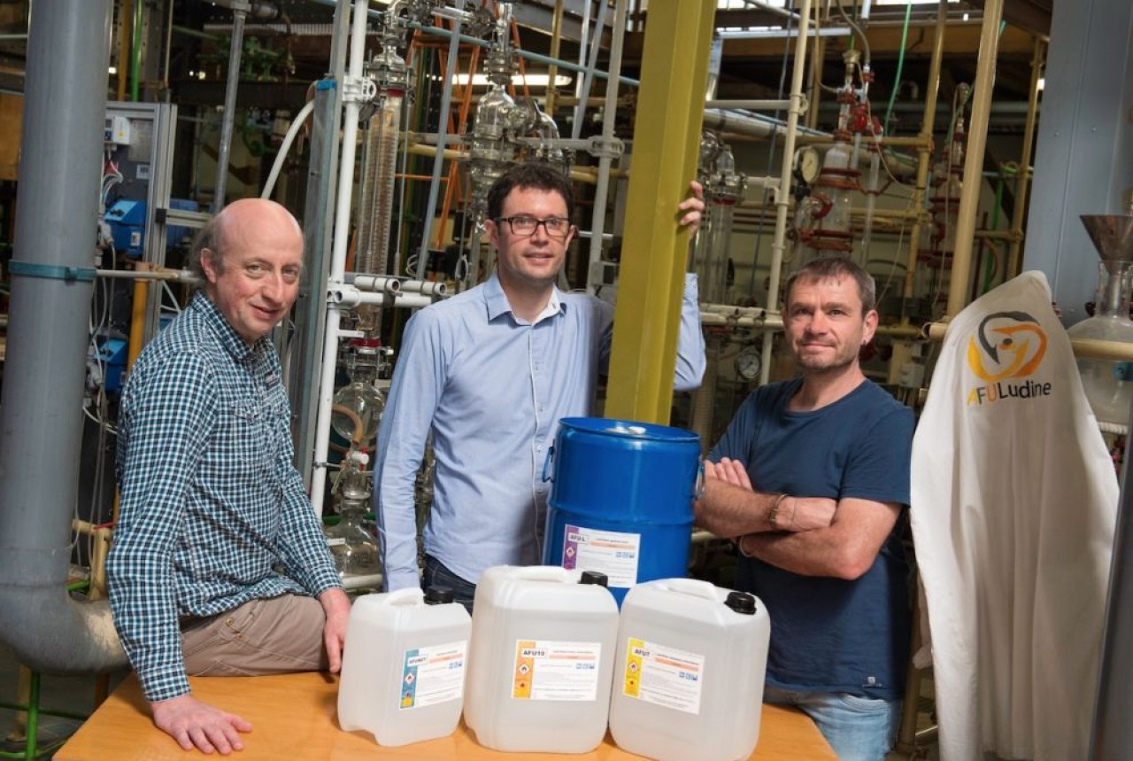 Les trois enseignants chercheurs qui ont créé AFULudine : le process de fabrication du gel hydroalcoolique n'est pas très éloigné de celui du lubrifiant sans huille, leur innovation. © Laurent Cheviet