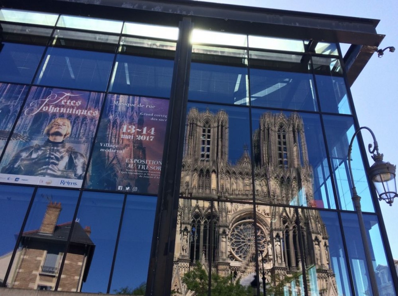 La cathédrale de Reims en reflet sur la médiathèque. © Traces Ecrites