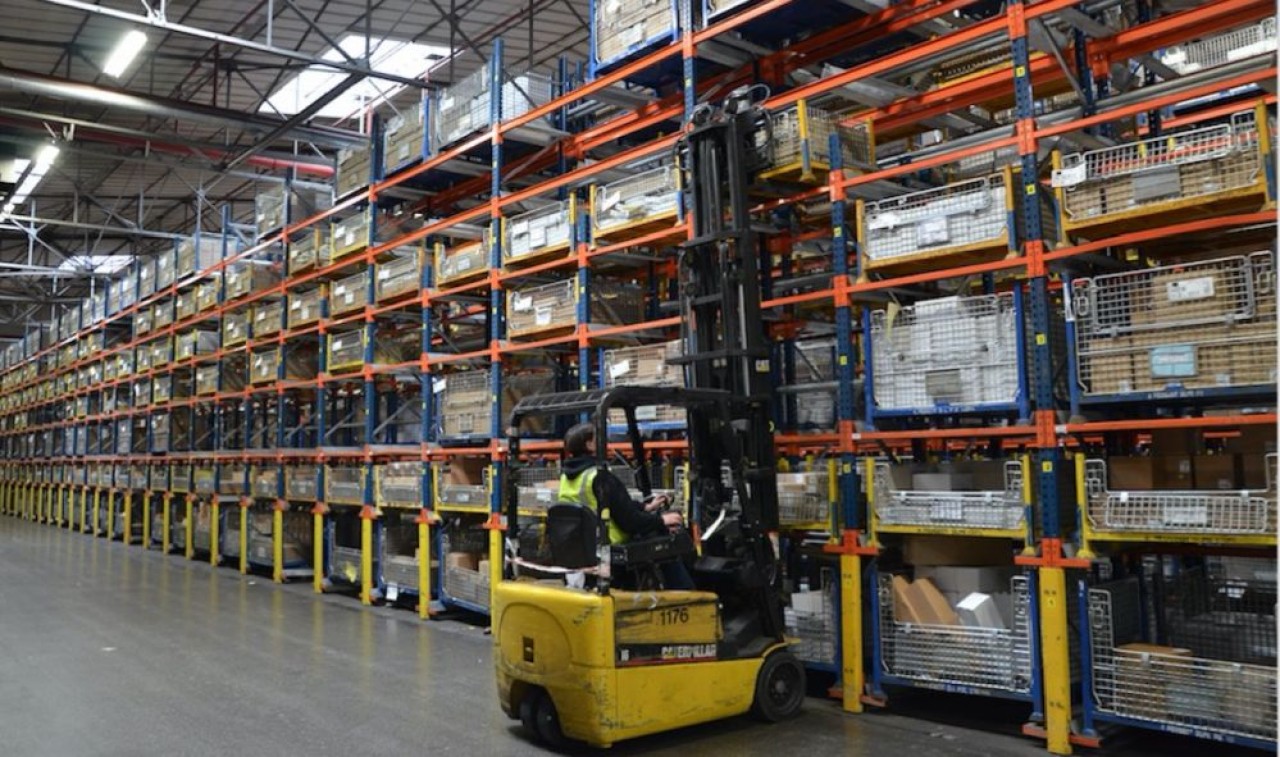 Dans l’entrepôt de pièces détachées de PSA à Vesoul : le site tourne à 40% de sa capacité pour livrer les métiers de la réparation des véhicules. © Groupe PSA Vesoul IAHP.