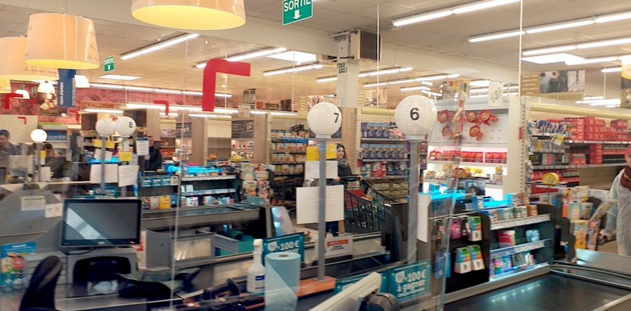 Les supermarchés adoptent des pare-haleine en plexiglas pour les caissières. © Traces Ecrites