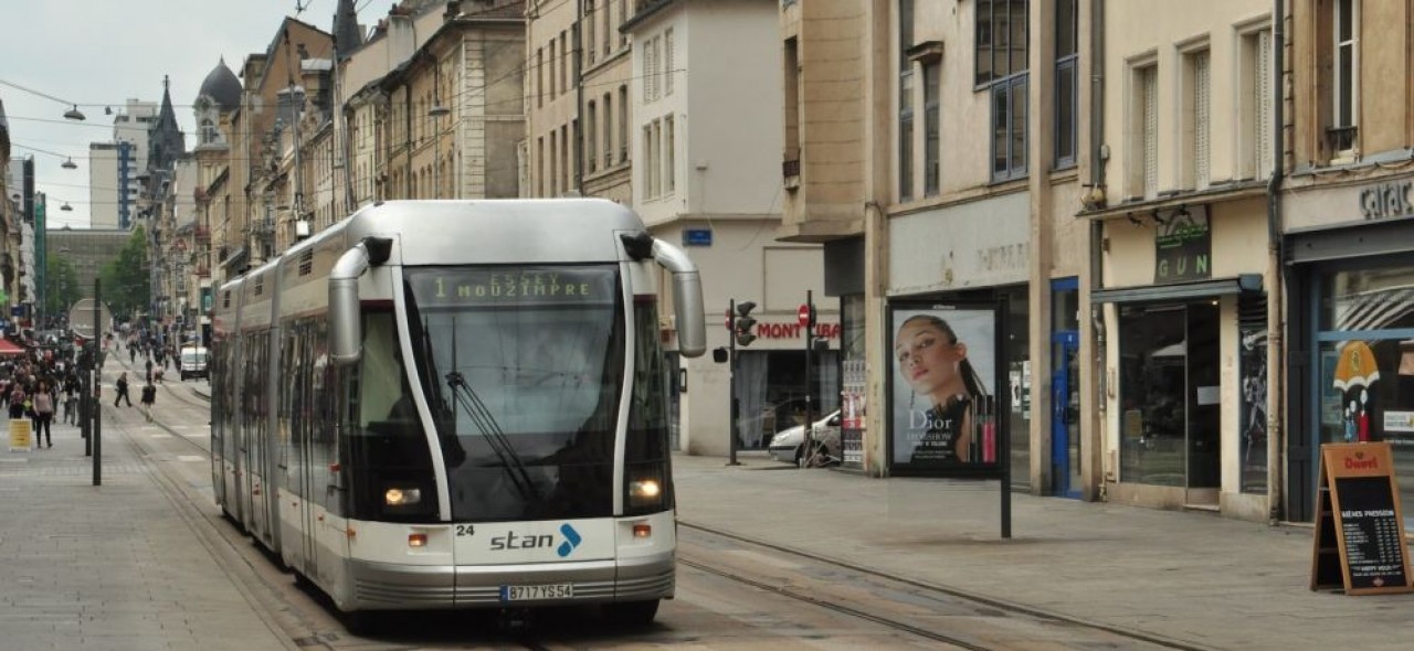 L’actuel tramway hybride du Grand Nancy, capable de se déplacer sur route comme sur un rail central, perdra son autorisation de circuler en 2022. © Philippe Bohlinger