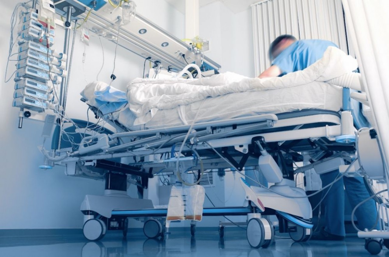 L'application Covid-moi-un-lit permet aux médecins de visualiser rapidement les lits hospitaliers disponibles à proximité de leur lieu d'exercice grâce à la géolocalisation. © Shutterstock