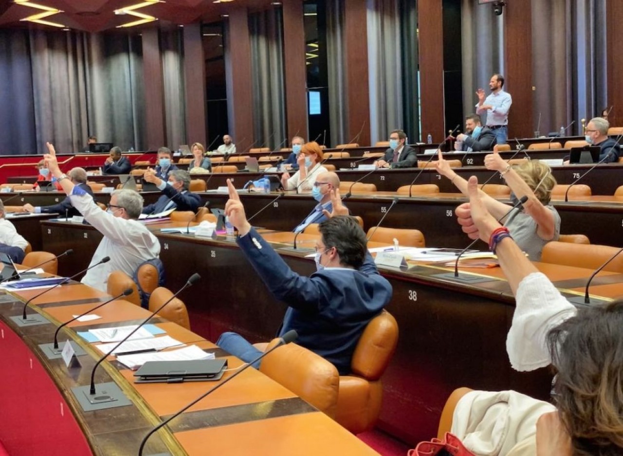 Le conseil régional de Bourgogne-Franche-Comté réuni ce 24 avril à Dijon en comité restreint : un tiers des élus, chacun disposant de deux procurations de leurs collègues. © Arnaud Morel