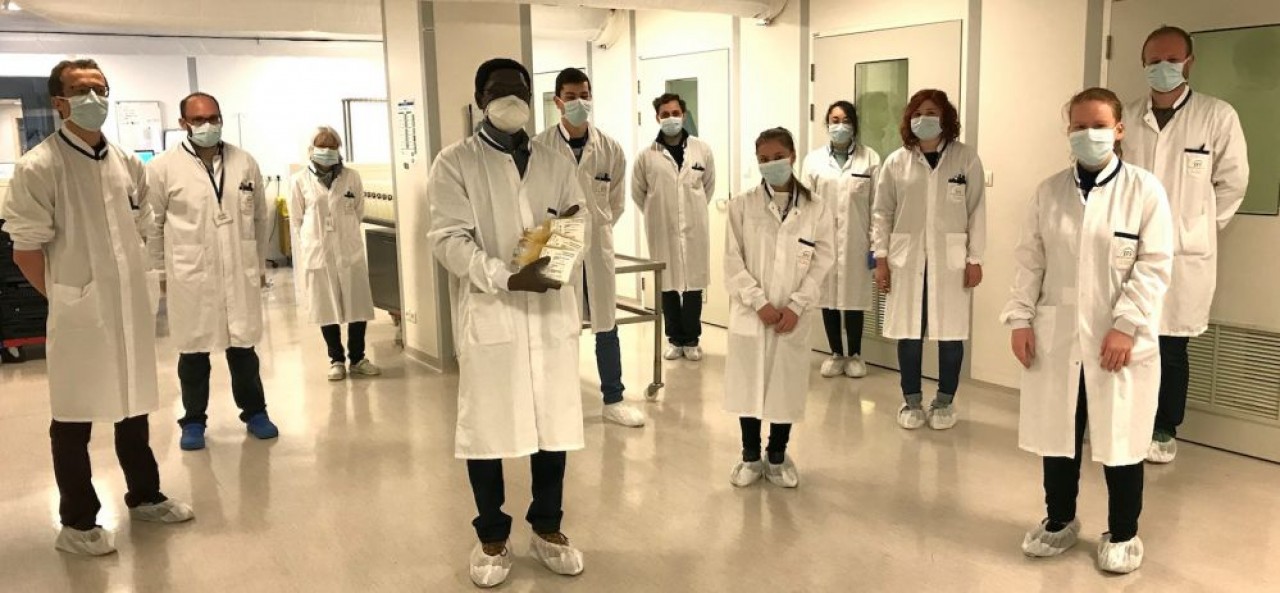 L'équipe de l’Etablissement Français du Sang (EFS) de Bourgogne-Franche-Comté qui travaille sur l'étude Coviplasm, devant vérifier l'efficacité de la transfusion de plasma de patients guéris du Covid-19 sur les malades. © EFS BFC