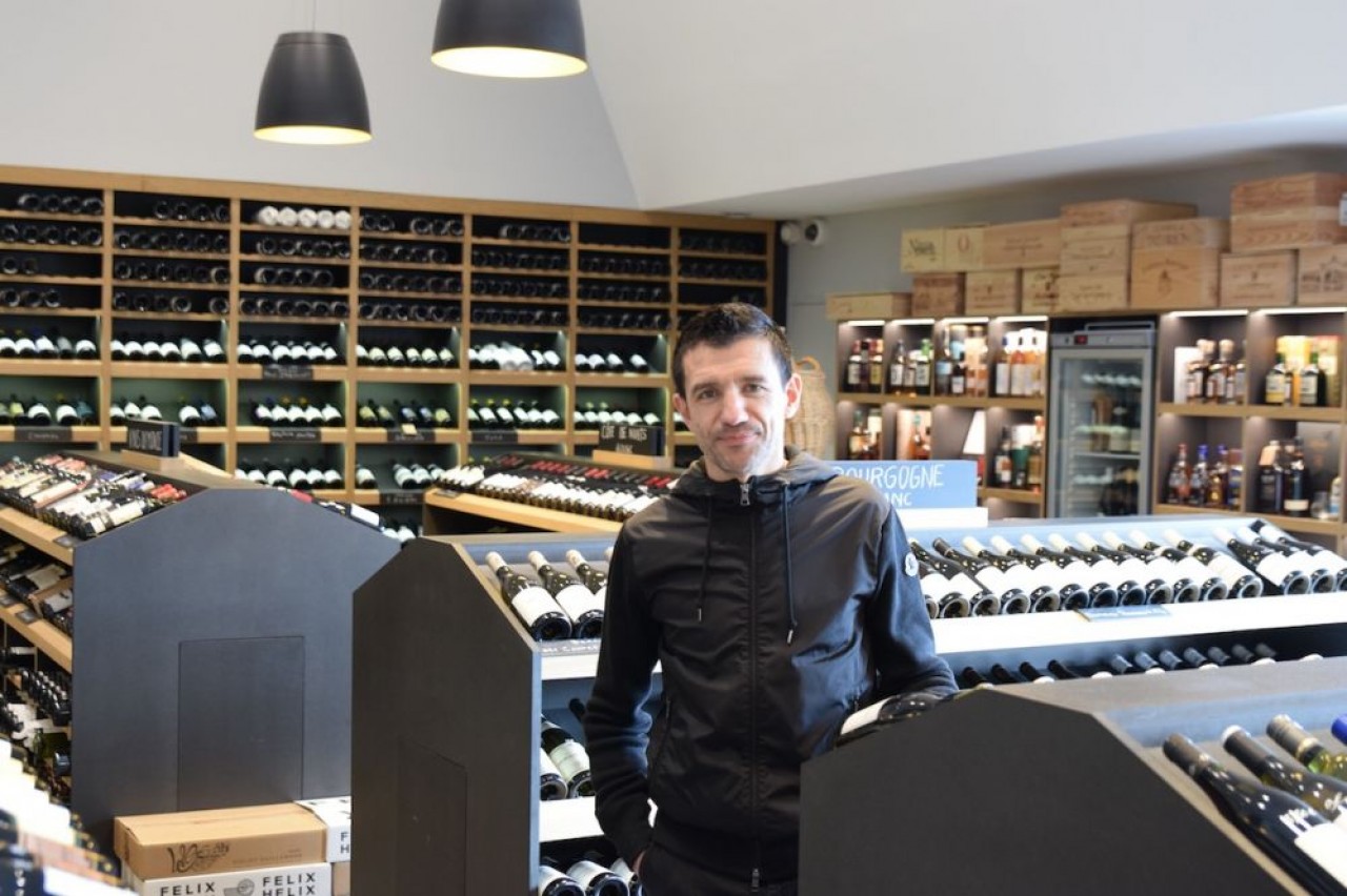 Eric carrière, ancien joueur de football de ligue 1 et de l'équipe de France, ici au milieu de sa boutique dijonnaise de vente de vin. © Traces Ecrites