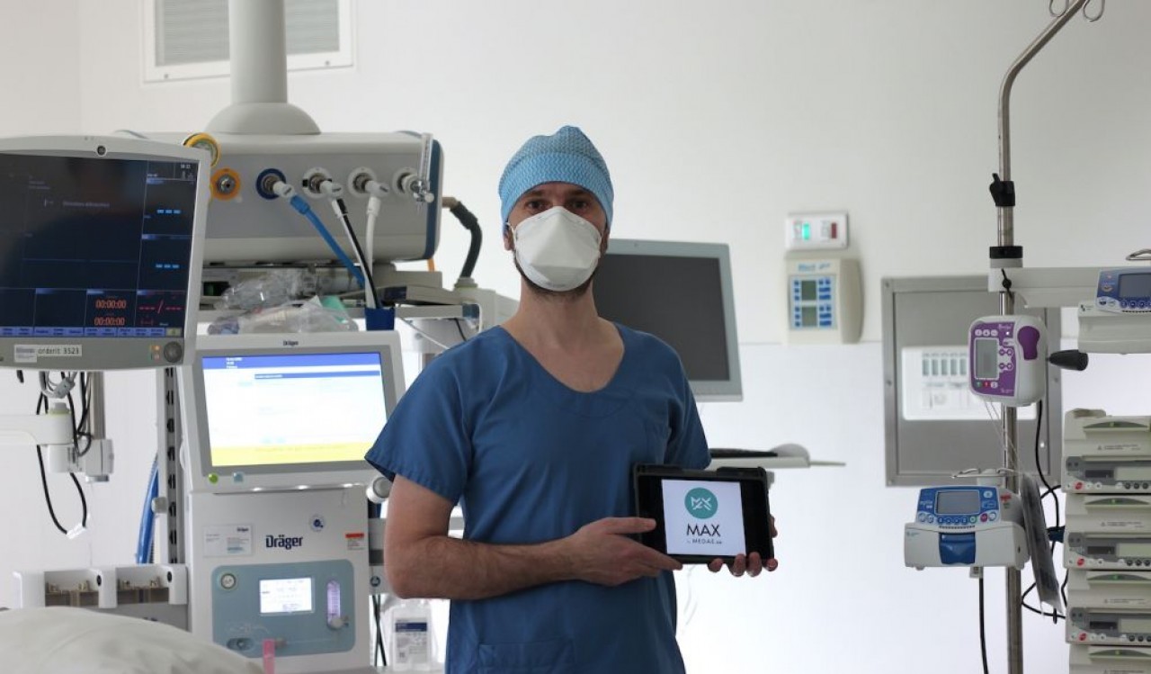 Le docteur Sébastien Mirek, médecin anesthésiste-réanimateur au CHU Dijon Bourgogne et aussi formateur en simulation en santé centre U-SEEM, ici avec l'application Max.