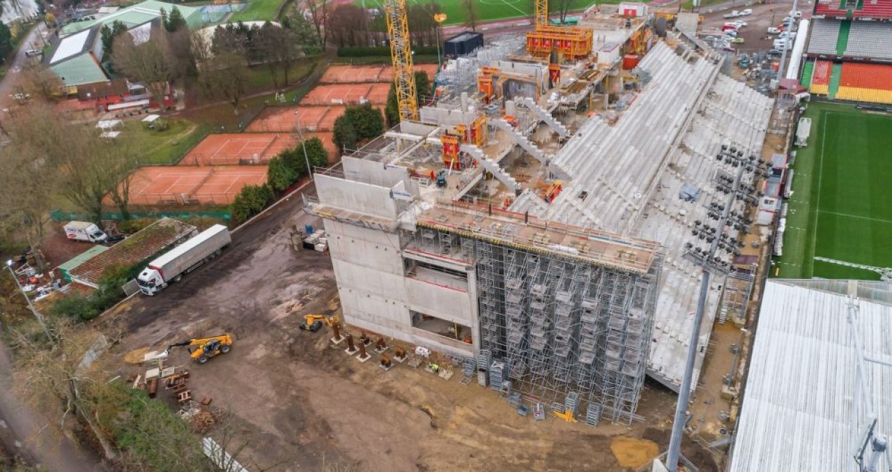 Les chantiers ont progressivement repris dans l’Est dans la deuxième semaine d’avril, à l’image de la nouvelle tribune du stade du FC Metz (Moselle). © Lor’N’Verif