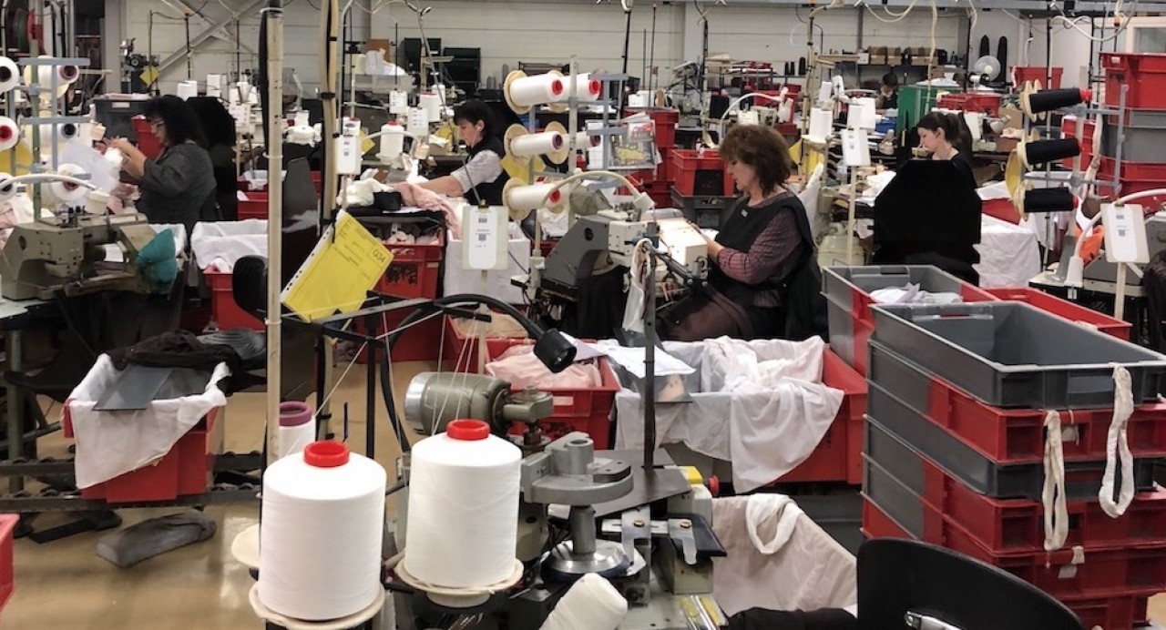 L'atelier d'assemblage des collants de la manufacture Gerbe à Saint-Vallier (Saône-et-Loire). © Arnaud Morel