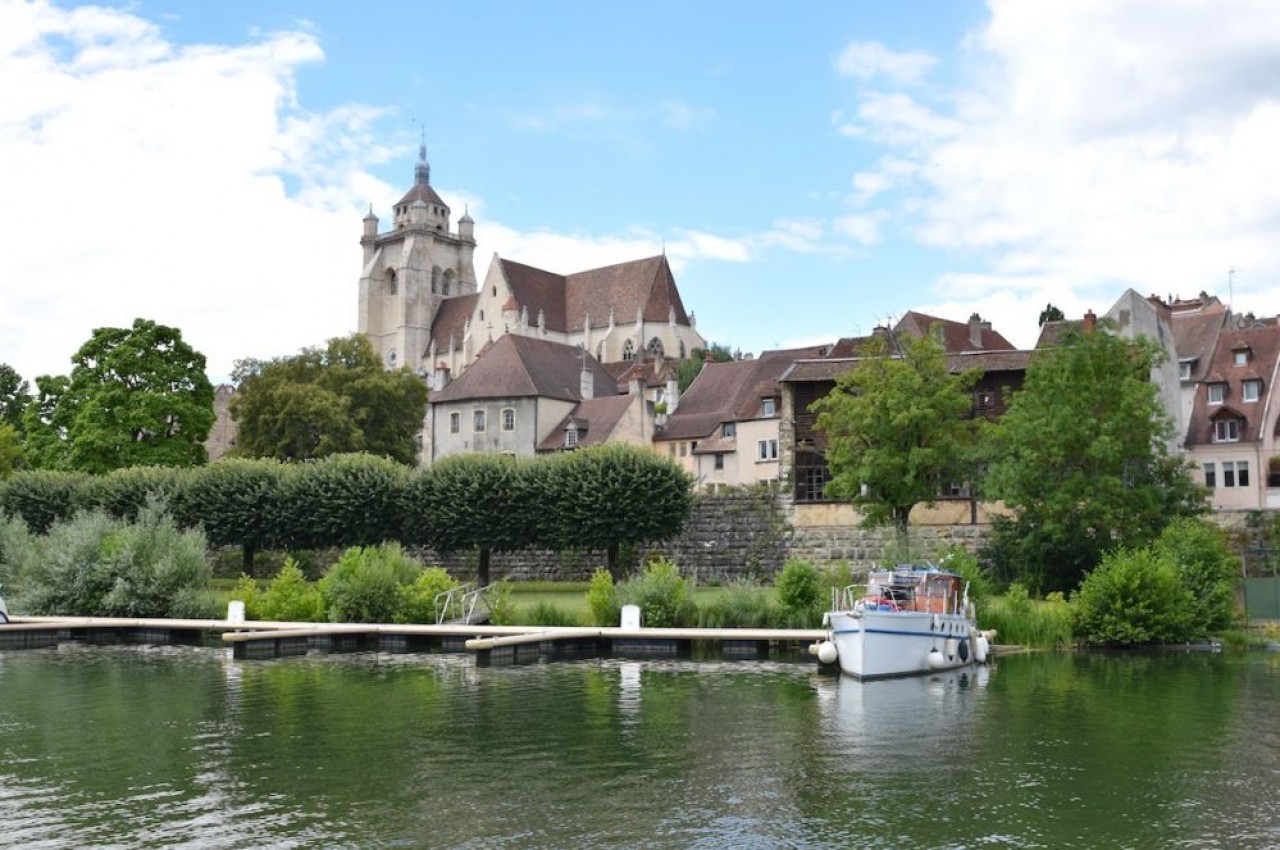 La collégiale de Dole, vue du port de plaisance où officie notamment le loueur de bateaux Une Belle Aventure. © Traces Ecrites