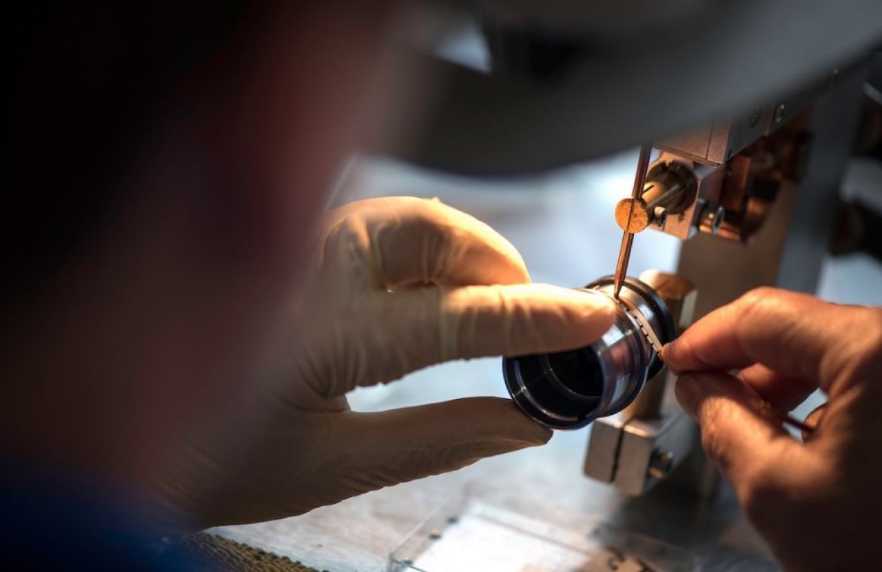 Peu d'entreprises des microtechniques travaillent pour un mono-marché. En photo, Cryla travaille pour l'aérospatial et le médical. © Laurent Cheviet