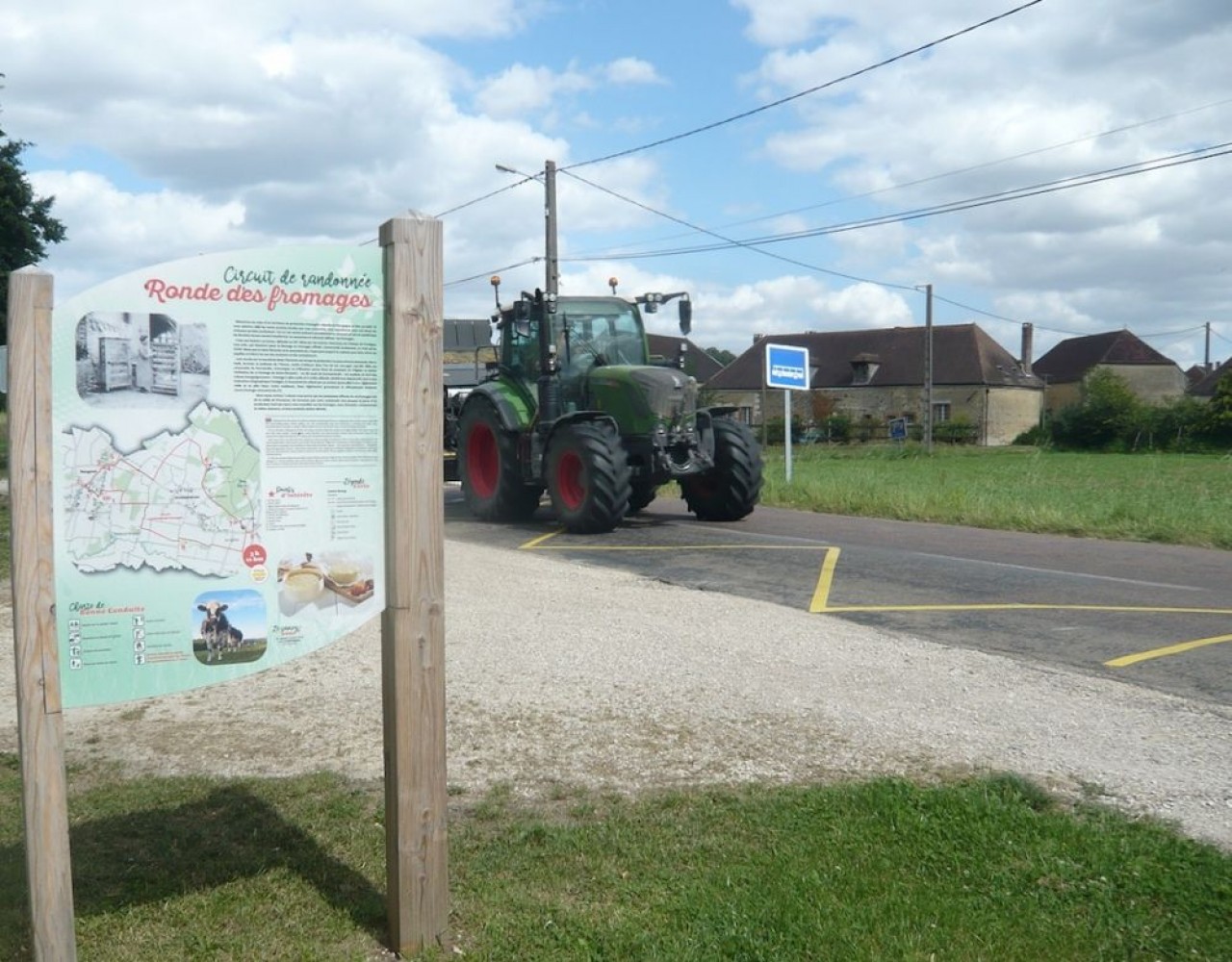 Vélo et Fromages dans l’Yonne invite à un parcours dans la région de Saint-Florentin, 25 km le long du canal de Bourgogne et sur des petites routes départementales. © Traces Ecrites