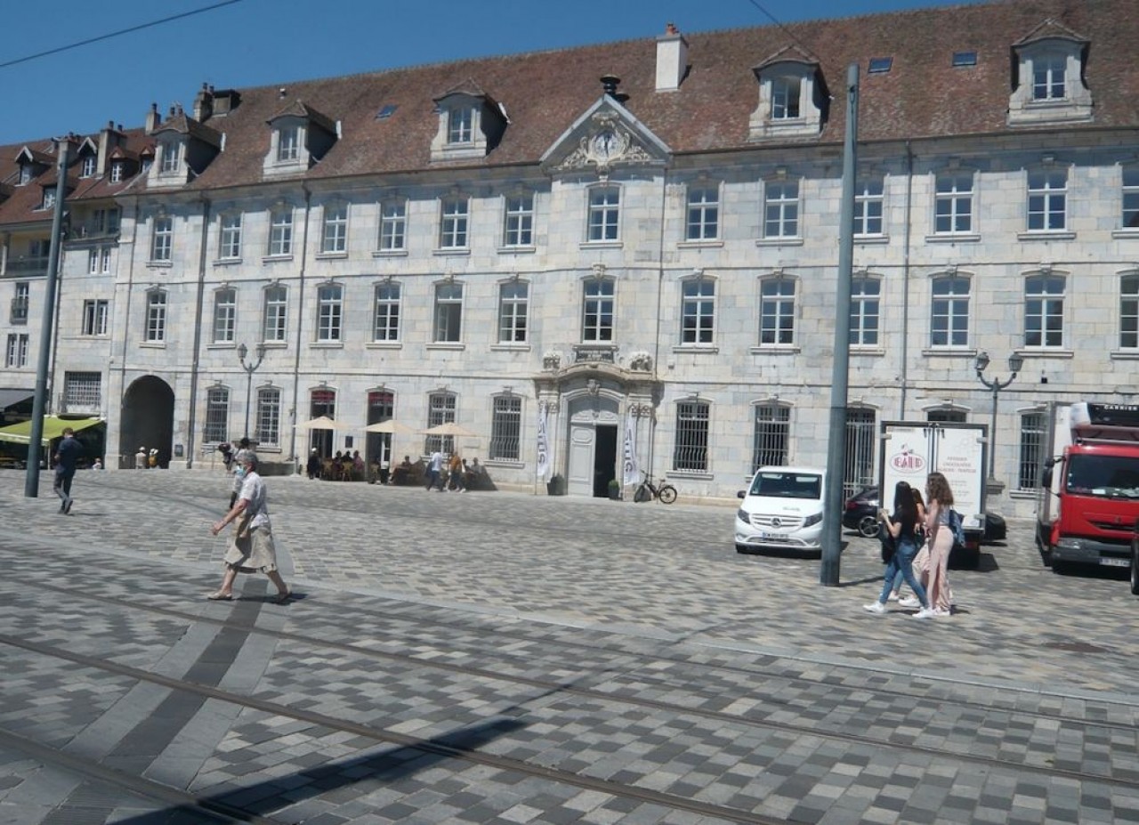 Ce vaste bâtiment du 18e siècle place de la Révolution abrite maintenant des logements. © Traces Ecrites