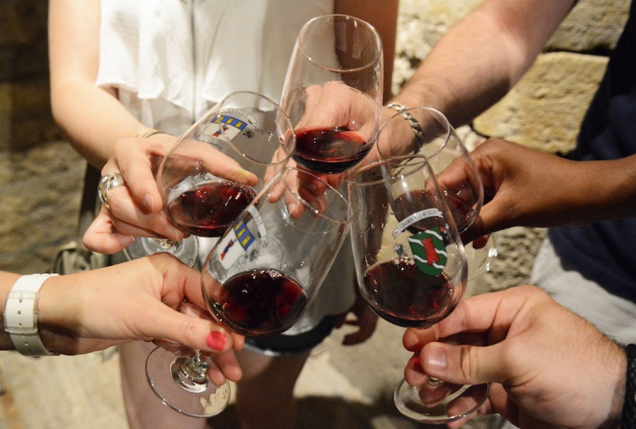 Les vins français et notamment le bourgogne, doivent impérieusement reconquérir un public jeune qui se détourne de plus en plus de sa consommation, à l'exception de certains vins blancs abordables. © Rozenn Krebel